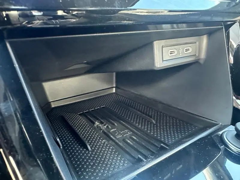 Gros plan sur le compartiment de rangement noir avec ports USB-C intégrés dans le Volkswagen T-Cross 2026.