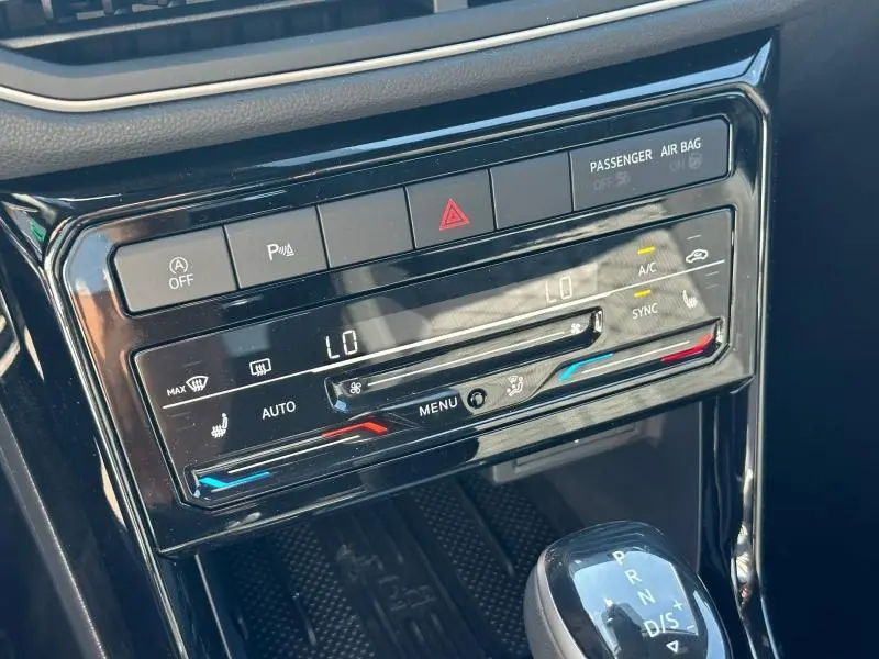 Détail de la console centrale avec commandes climatisation et levier de vitesse du Volkswagen T-Cross gris cendré 2026.