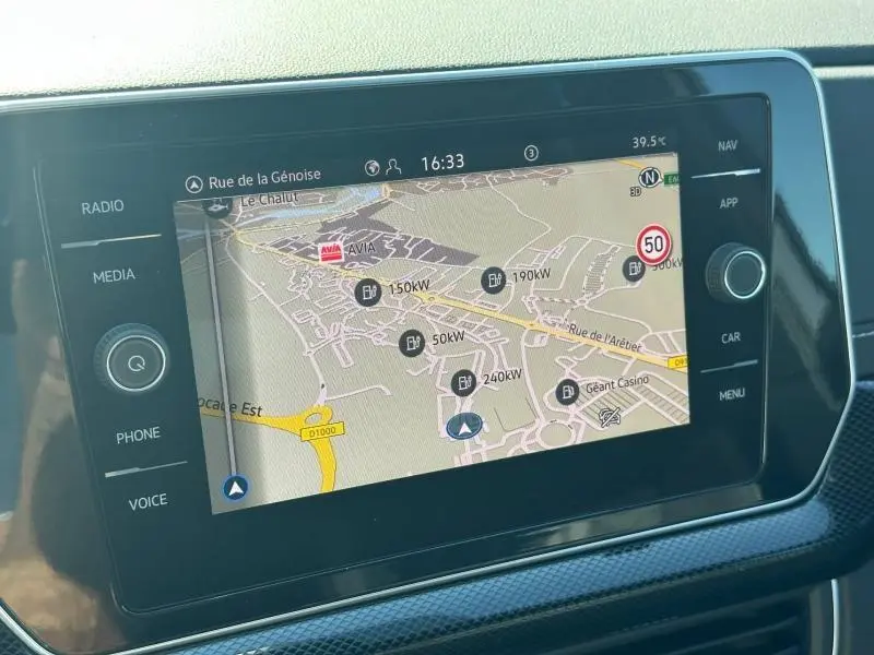Écran tactile central du Volkswagen T-Cross 2026 affichant la navigation GPS avec carte détaillée en intérieur.