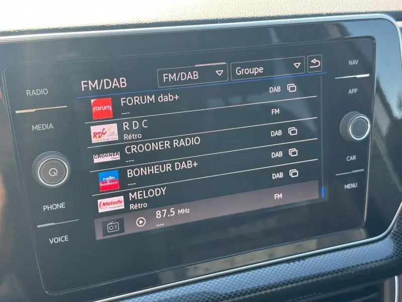 Écran tactile multimédia du Volkswagen T-Cross 1.0 TSI R-Line affichant les stations FM/DAB.