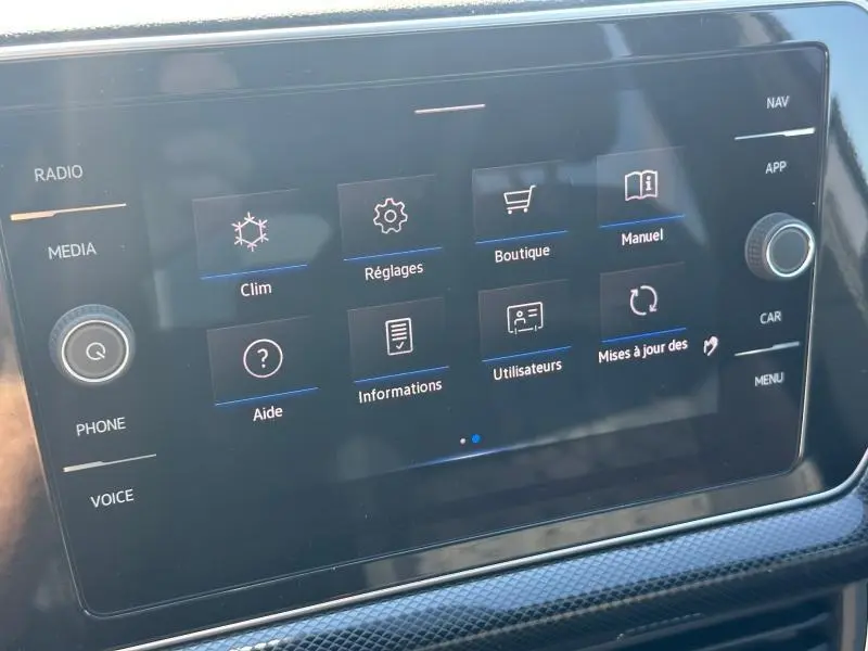 Écran tactile central du Volkswagen T-Cross gris cendré, affichant le menu des réglages et options multimédia.