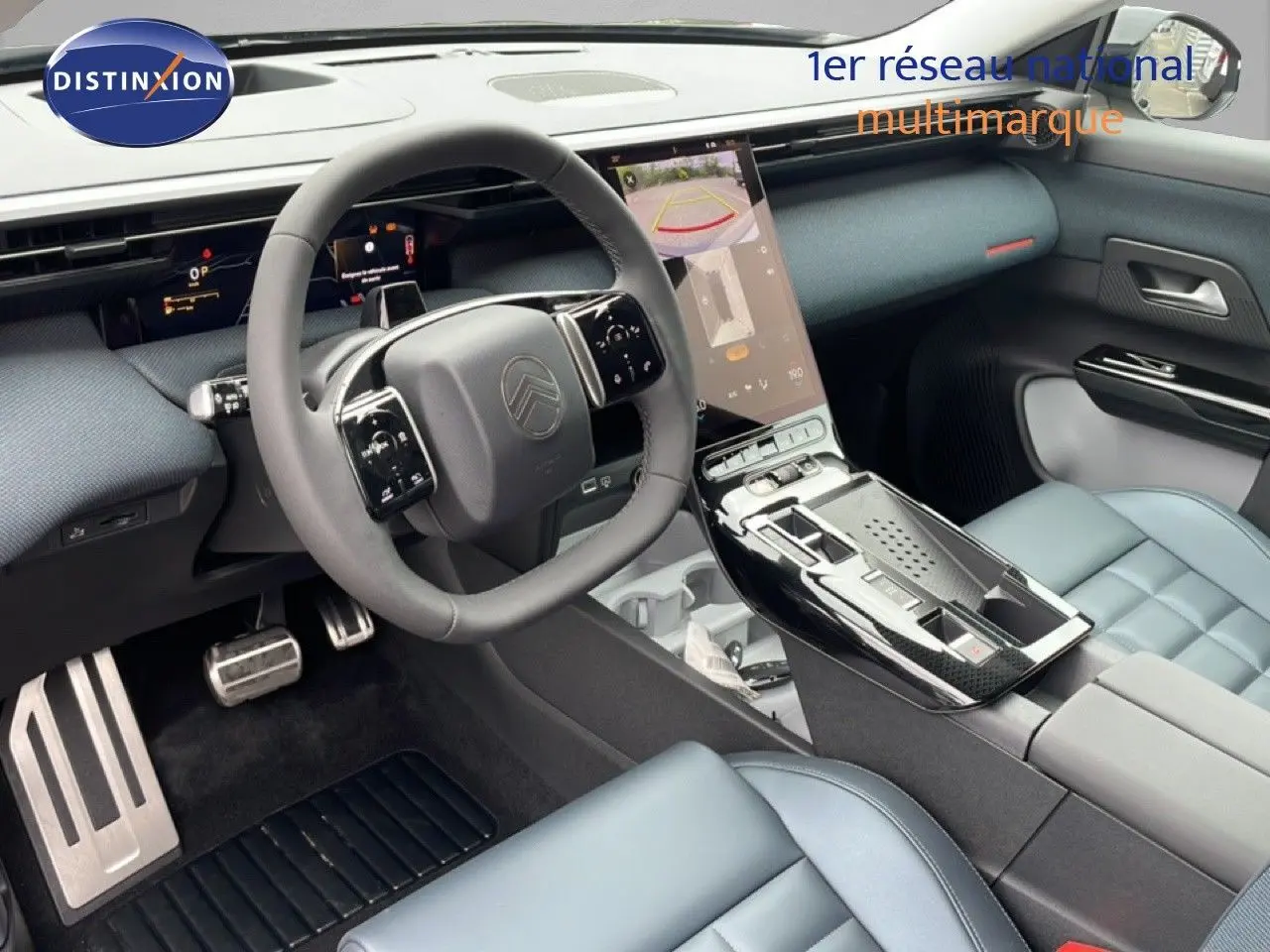 Vue intérieure côté conducteur du Citroën C5 Aircross 2026, volant multifonction et écran tactile central en évidence.