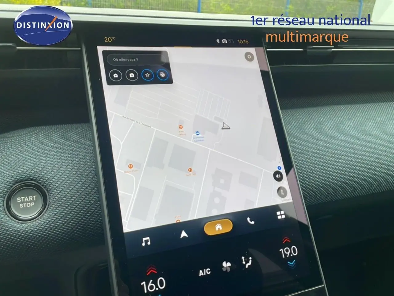 Vue rapprochée de l'écran tactile central du tableau de bord du Citroën C5 Aircross noir, affichant la navigation GPS.