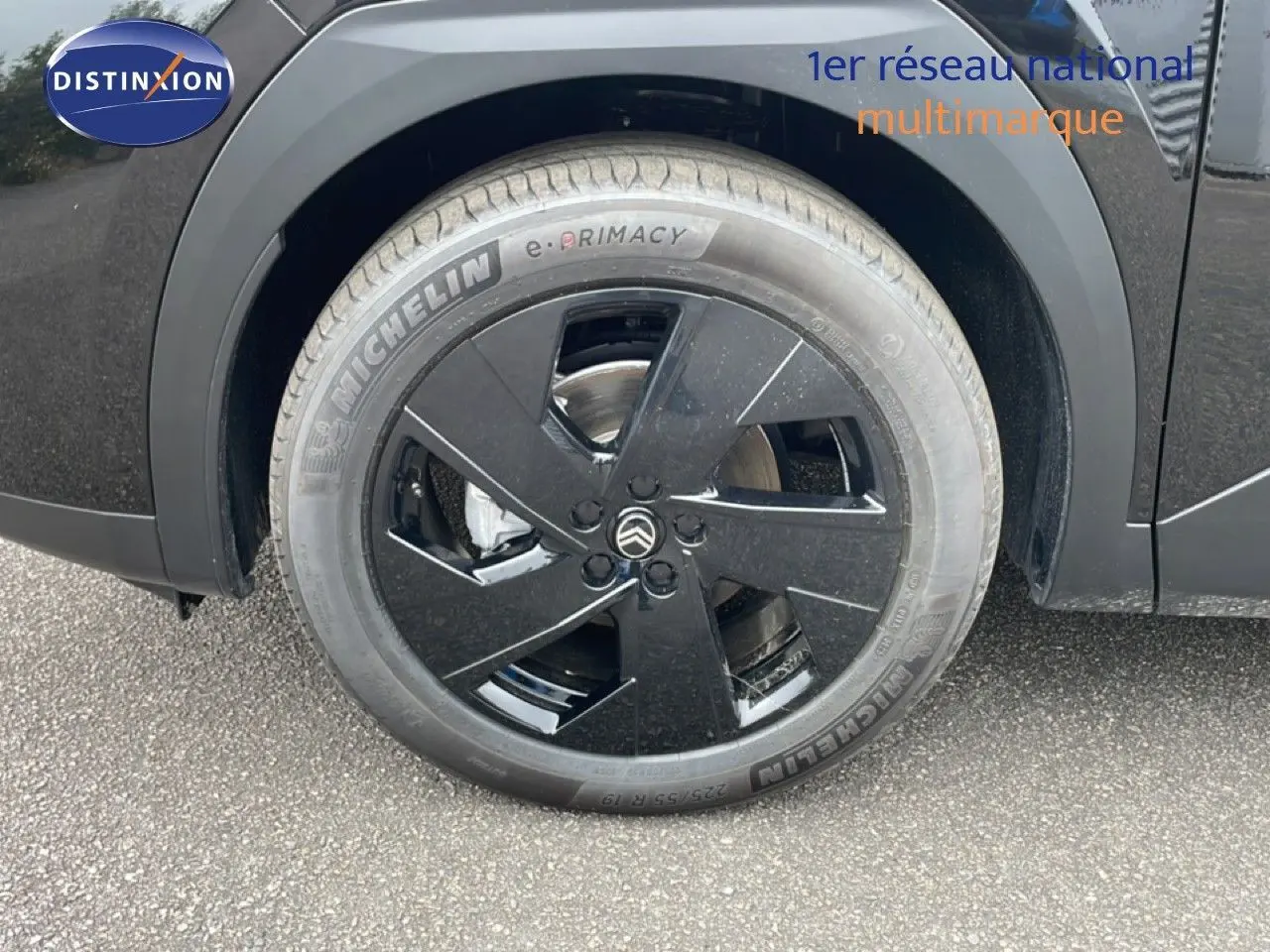 Gros plan sur la roue avant gauche noire avec jante en alliage noir brillant du Citroën C5 Aircross 2026.