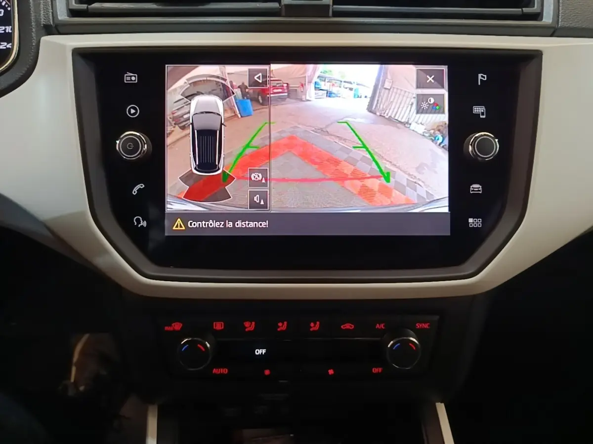 Écran tactile central de la SEAT Arona gris clair 2019 affichant la caméra de recul avec guidage vert et rouge.
