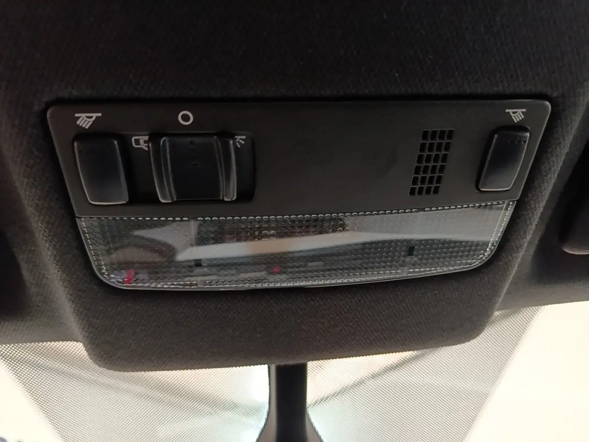 Plafonnier intérieur avec commandes d'éclairage et spots de lecture du SEAT Arona gris clair, vue de dessous.