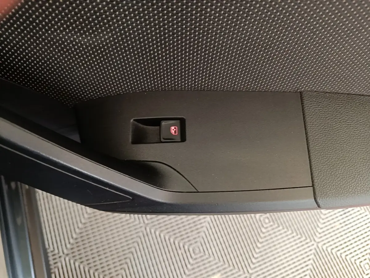 Bouton de verrouillage centralisé sur la porte intérieure côté conducteur d'un SEAT Arona gris clair.