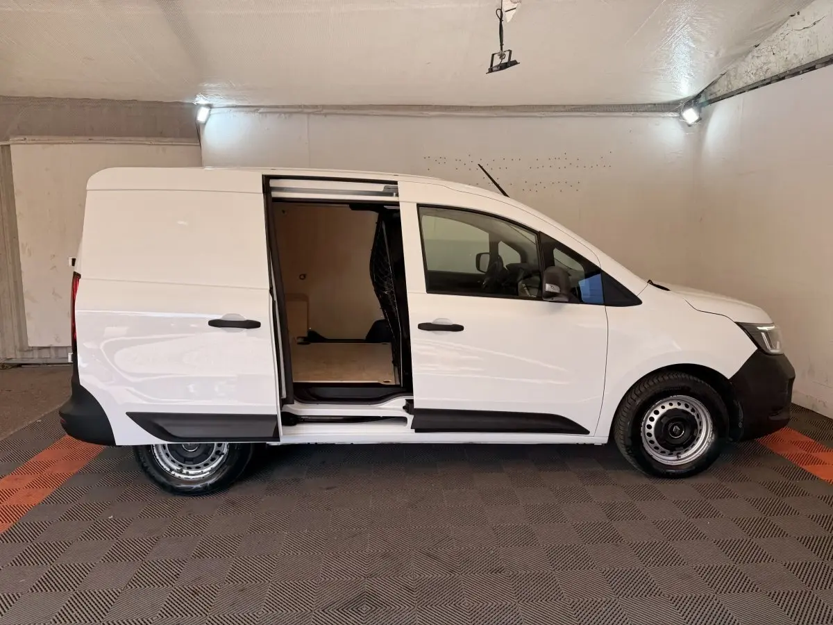 Vue latérale droite d’un Renault Kangoo blanc 2022 avec porte coulissante ouverte, intérieur utilitaire visible.