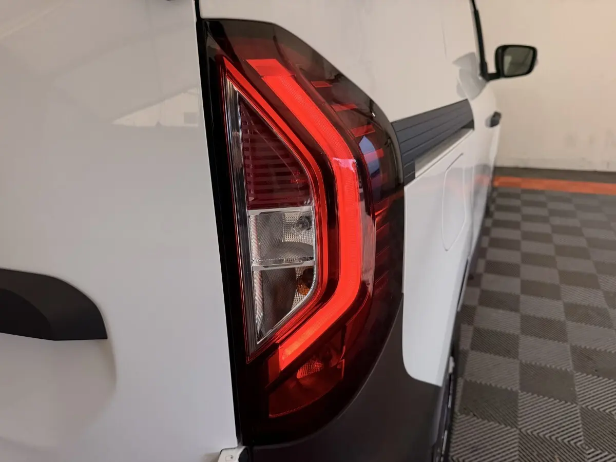 Feu arrière droit allumé d'un Renault Kangoo blanc 2022, vu en léger angle depuis l'arrière droit.