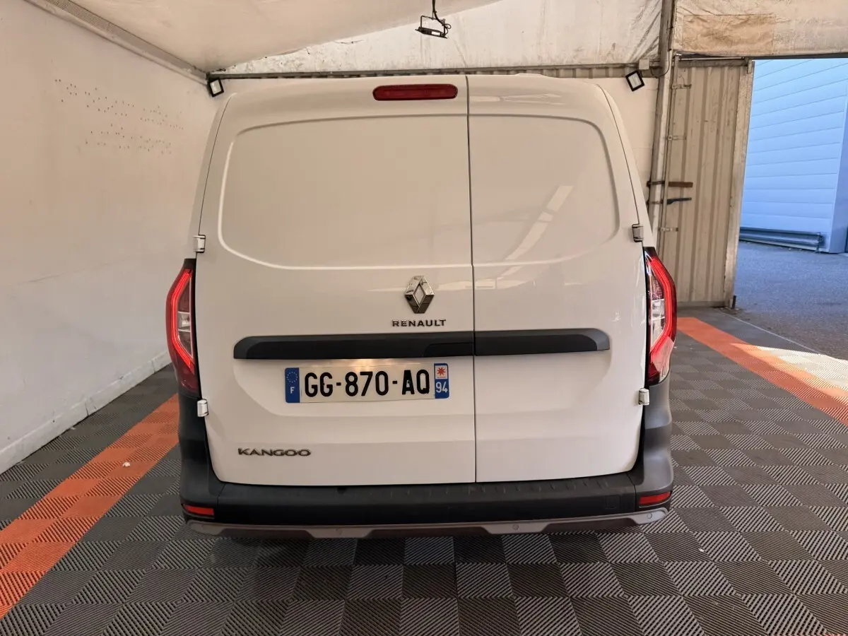 Vue arrière d’un Renault Kangoo blanc 2022 avec portes battantes et plaque d’immatriculation française visible.