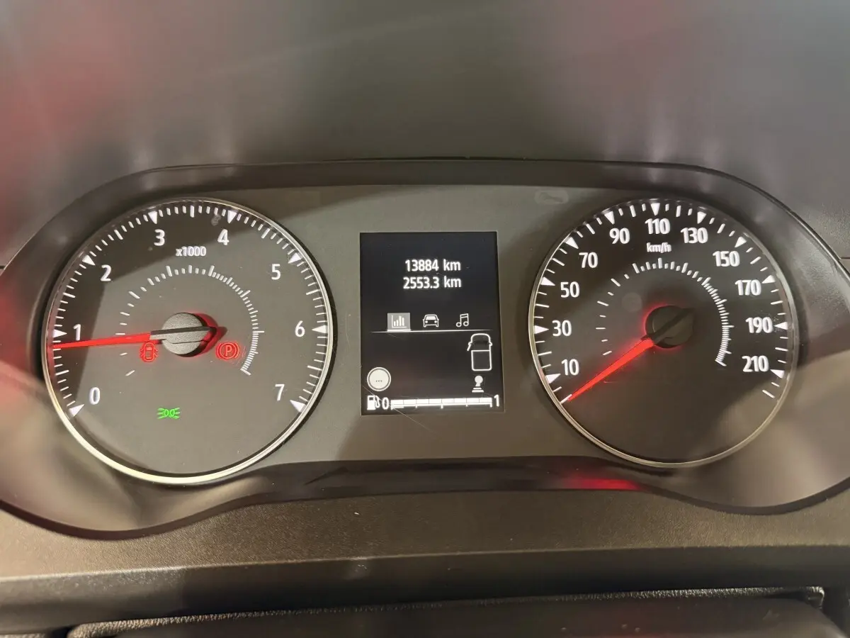 Tableau de bord du Renault Kangoo 2022 montrant compte-tours, compteur de vitesse et écran central avec kilométrage.