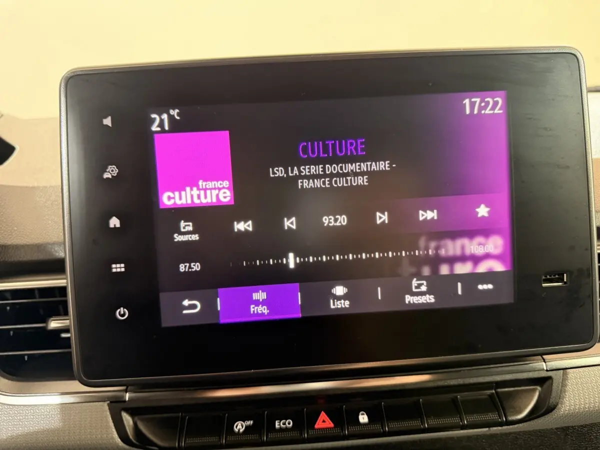 Écran tactile central du Renault Kangoo 2022 affichant la radio France Culture avec interface en violet et noir.
