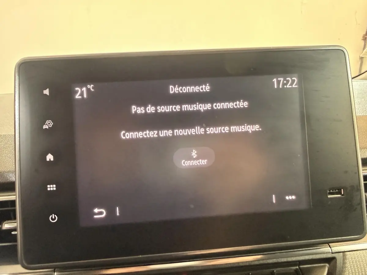 Écran tactile central du Renault Kangoo 2022 affichant l'interface de connexion Bluetooth, intérieur noir.