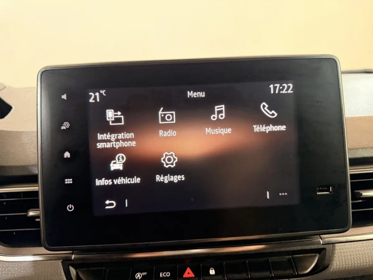 Écran tactile central du Renault Kangoo blanc 2022 affichant le menu multimédia avec smartphone, radio et téléphone.