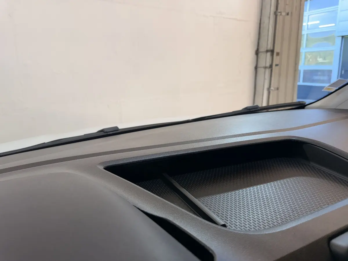 Vue intérieure du tableau de bord noir du Renault Kangoo 2022, sans éléments distinctifs visibles.
