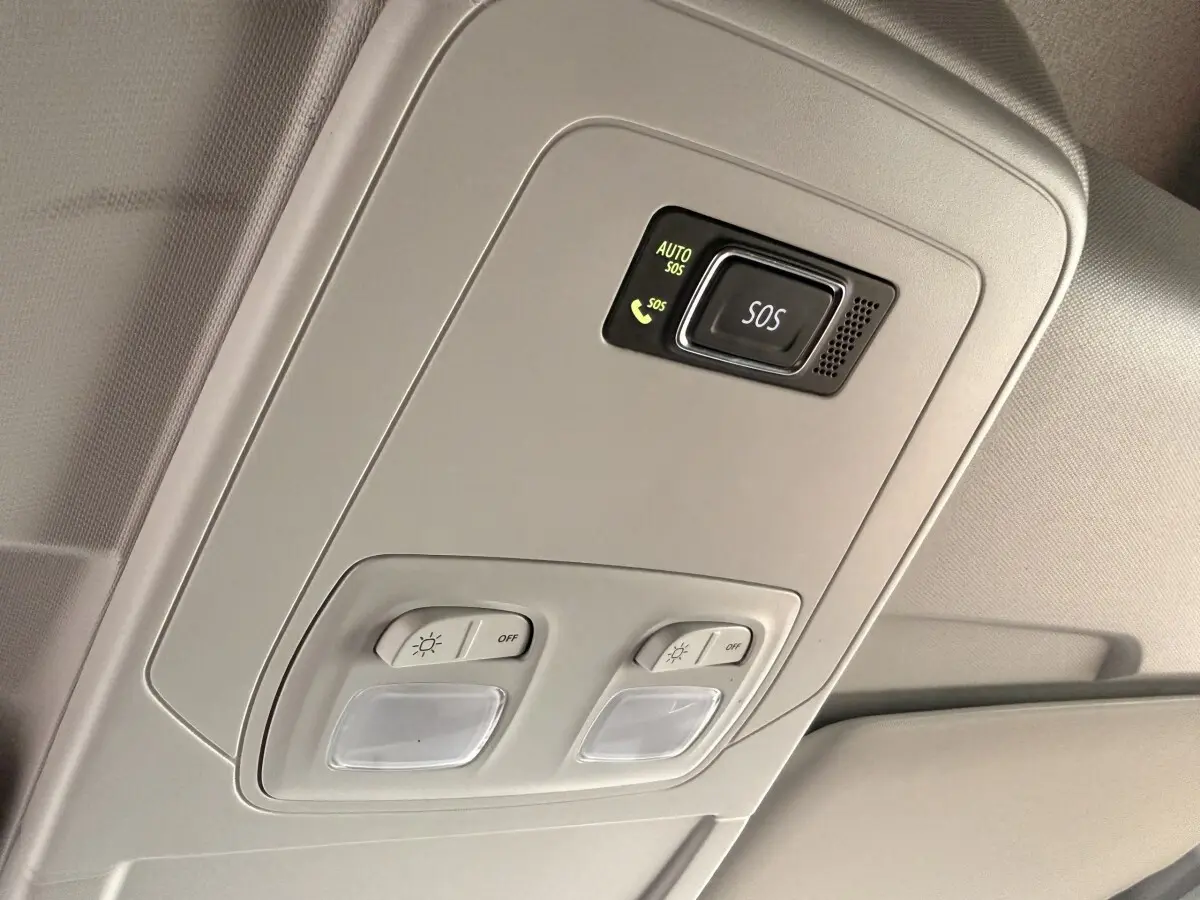 Plafonnier intérieur beige avec boutons d’éclairage et alerte SOS du Renault Kangoo 2022.