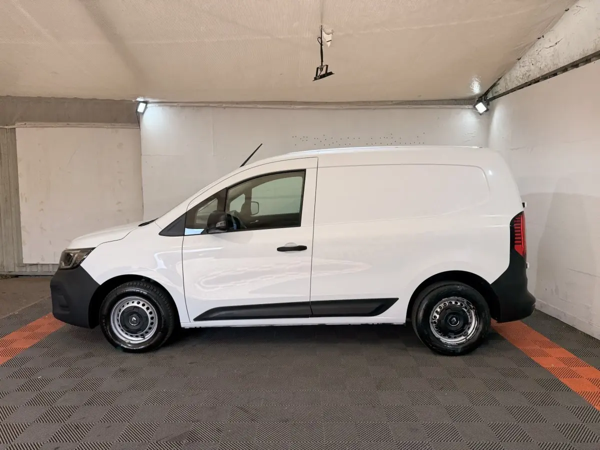 Renault Kangoo blanc vue de profil côté gauche, fourgonnette utilitaire avec protections noires sur les bas de caisse.