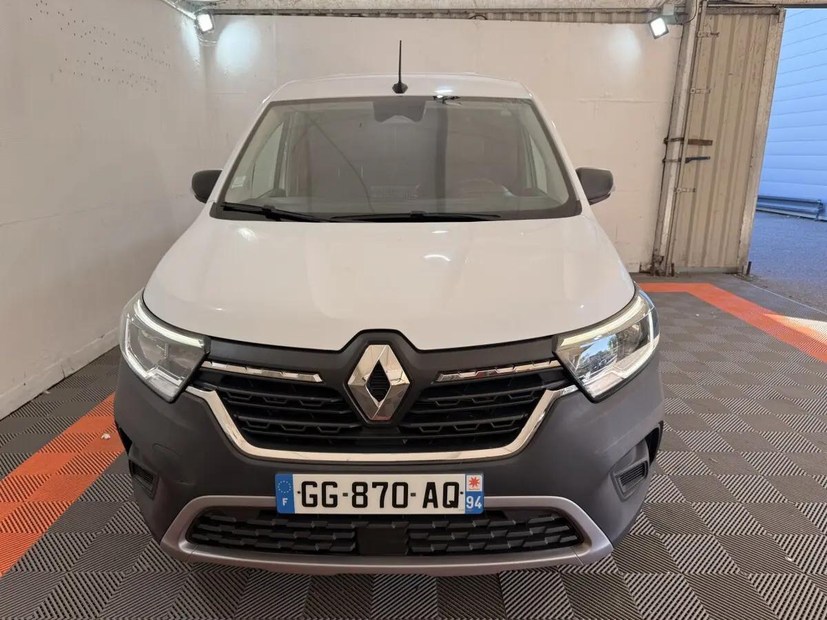 Vue avant d'un Renault Kangoo blanc 2022 avec calandre noire et plaque d'immatriculation française visible.