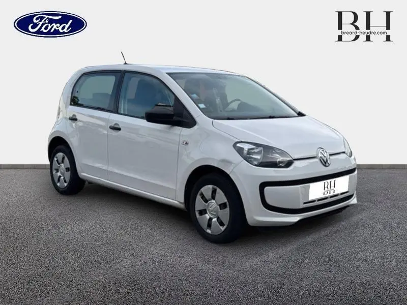 Volkswagen Up blanc Candy vue 3/4 avant droit, compacte avec phares halogènes et jantes acier à enjoliveurs.