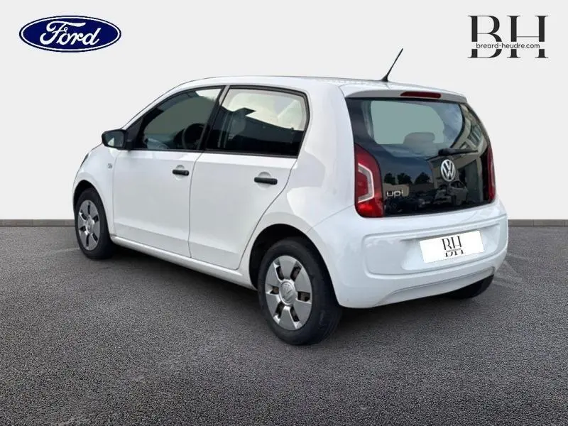 Volkswagen Up blanc Candy vue 3/4 arrière droit, avec hayon noir brillant et feux arrière distinctifs.