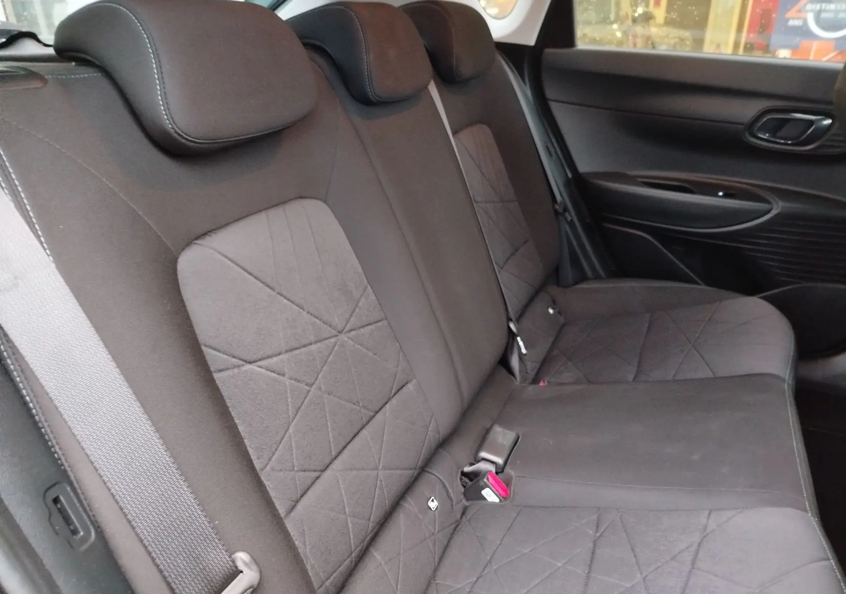 Vue intérieure côté droit des sièges arrière noirs avec surpiqûres en losange de la Hyundai BAYON 2022.