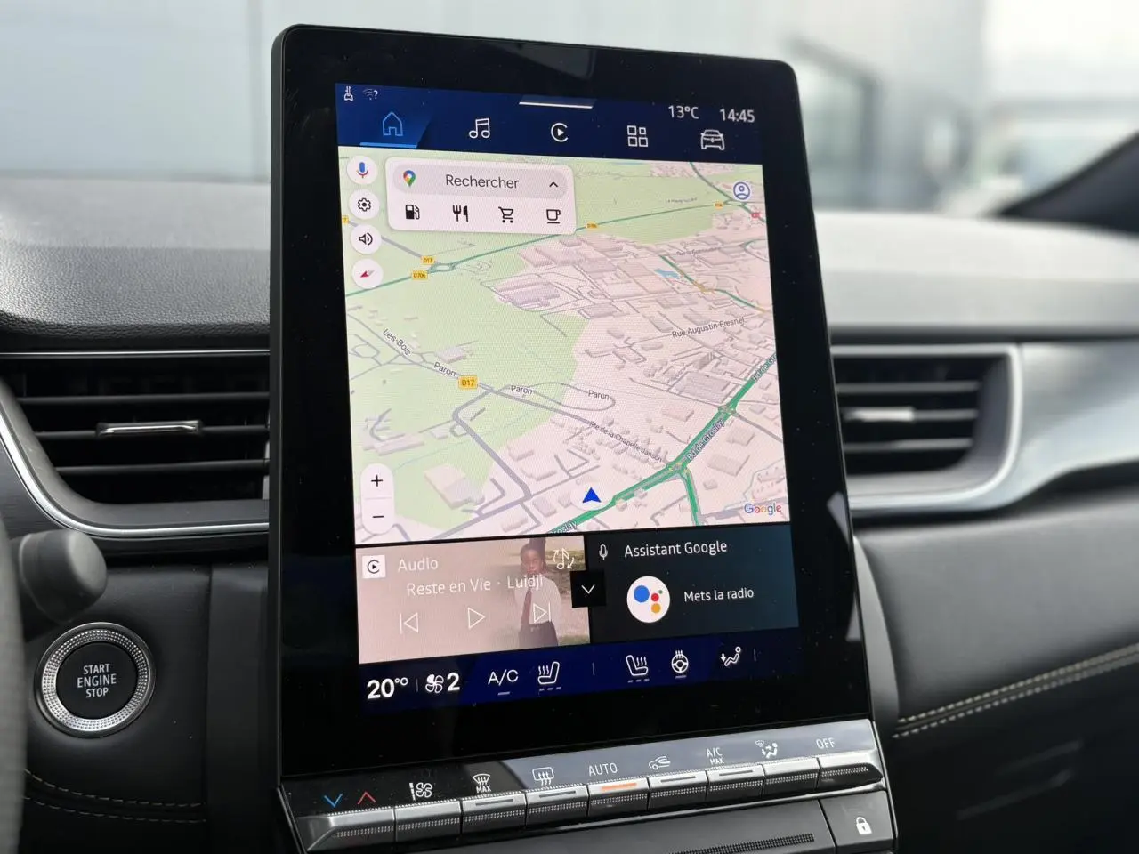 Écran tactile vertical du système de navigation Google Maps dans le tableau de bord d’une Renault Symbioz bleu Iron.