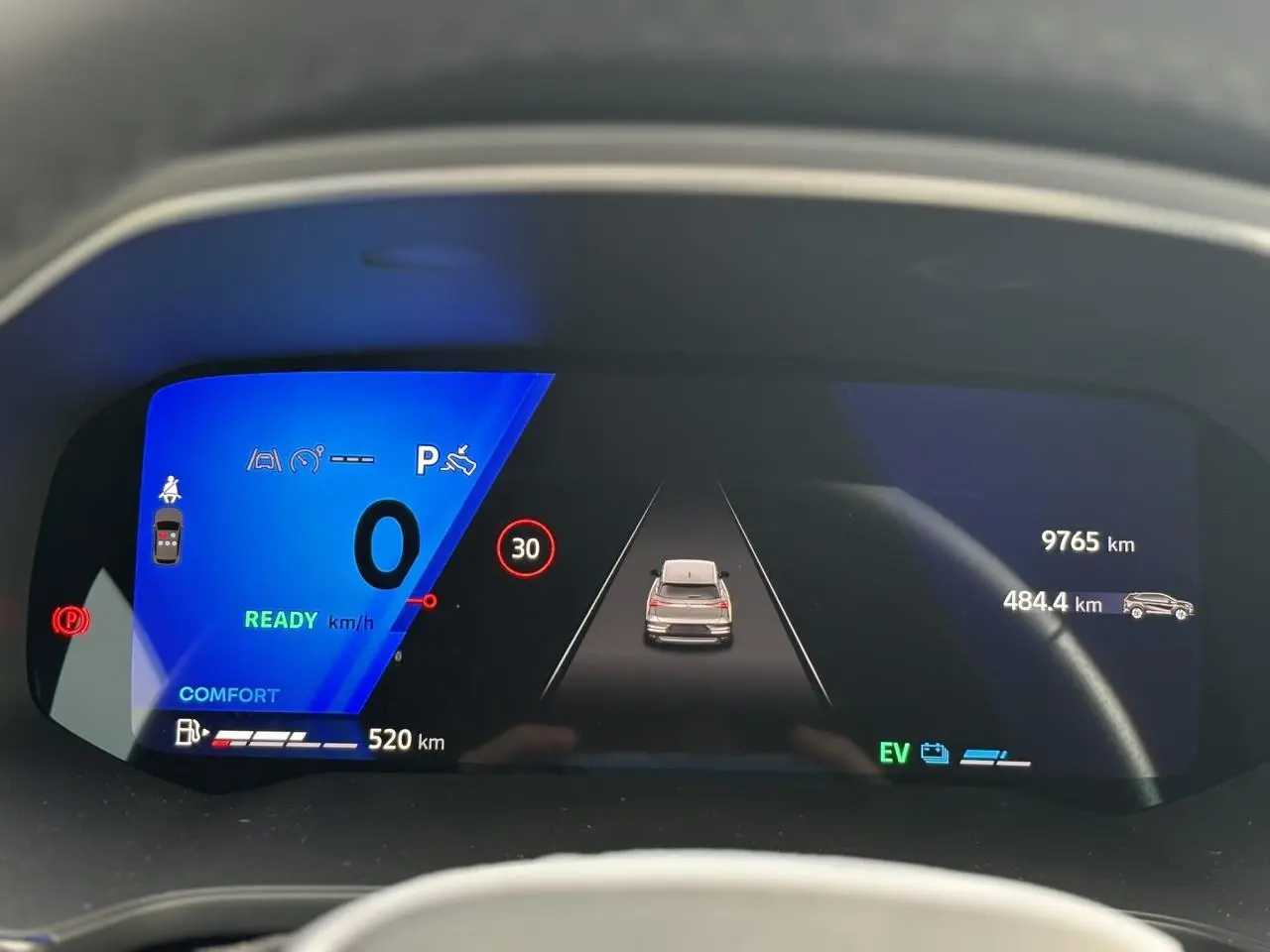 Tableau de bord numérique de la Renault Symbioz 2025 affichant la vitesse, autonomie et assistance à la conduite.