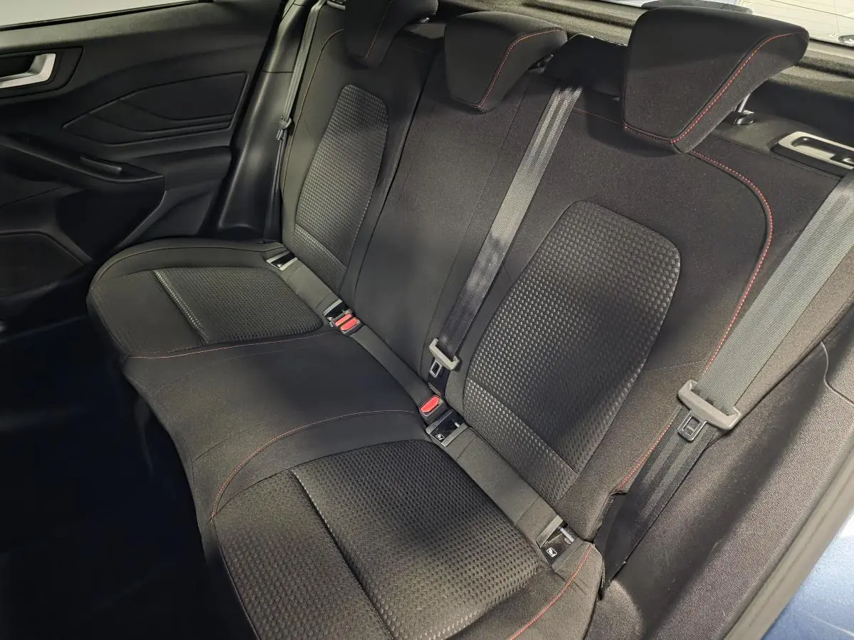 Vue intérieure de la banquette arrière noire avec surpiqûres rouges de la Ford Focus ST Line 2024, côté droit.