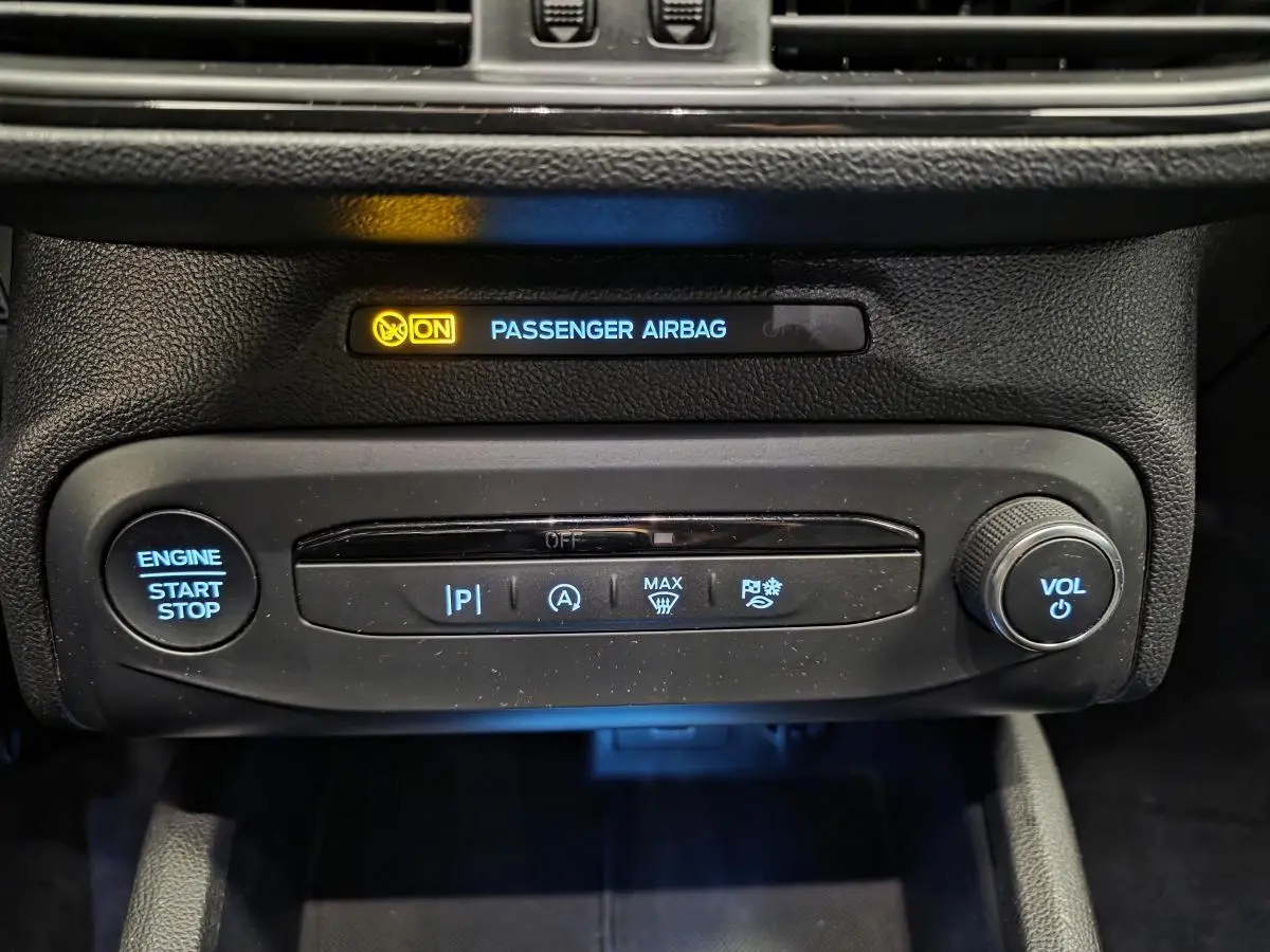 Vue rapprochée du tableau de bord de la Ford Focus 2024, montrant les commandes de démarrage, volume et aides à la conduite.