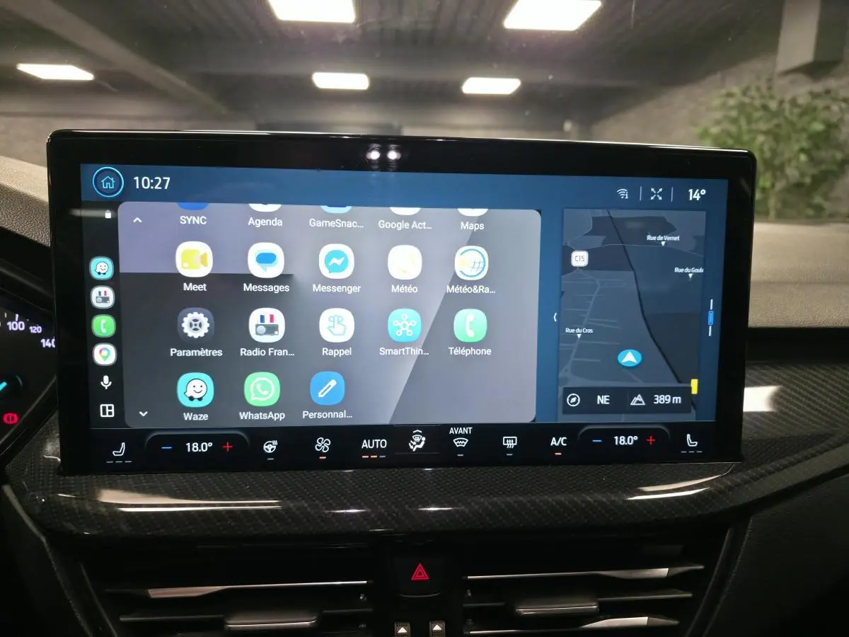 Écran tactile central du tableau de bord de la Ford Focus ST Line 2024 avec interface SYNC 4 et navigation.