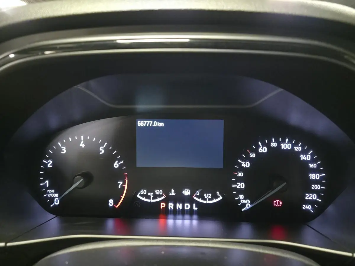 Combiné d'instrumentation numérique de la Ford Focus 2024, affichant 56 777 km et indicateurs lumineux actifs.
