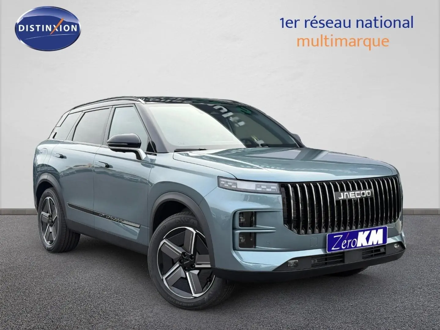 SUV JAECOO J7 olive gris métal vu en 3/4 avant droit avec toit noir et calandre verticale marquée.