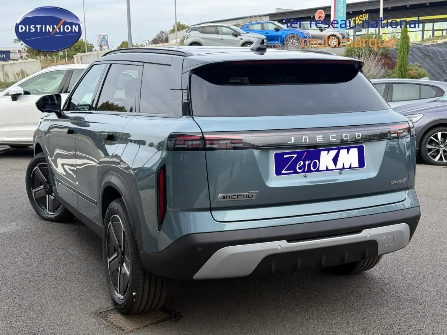 Vue 3/4 arrière du SUV JAECOO J7 hybride rechargeable en Olive Grey Métal avec toit noir et feux arrière LED.