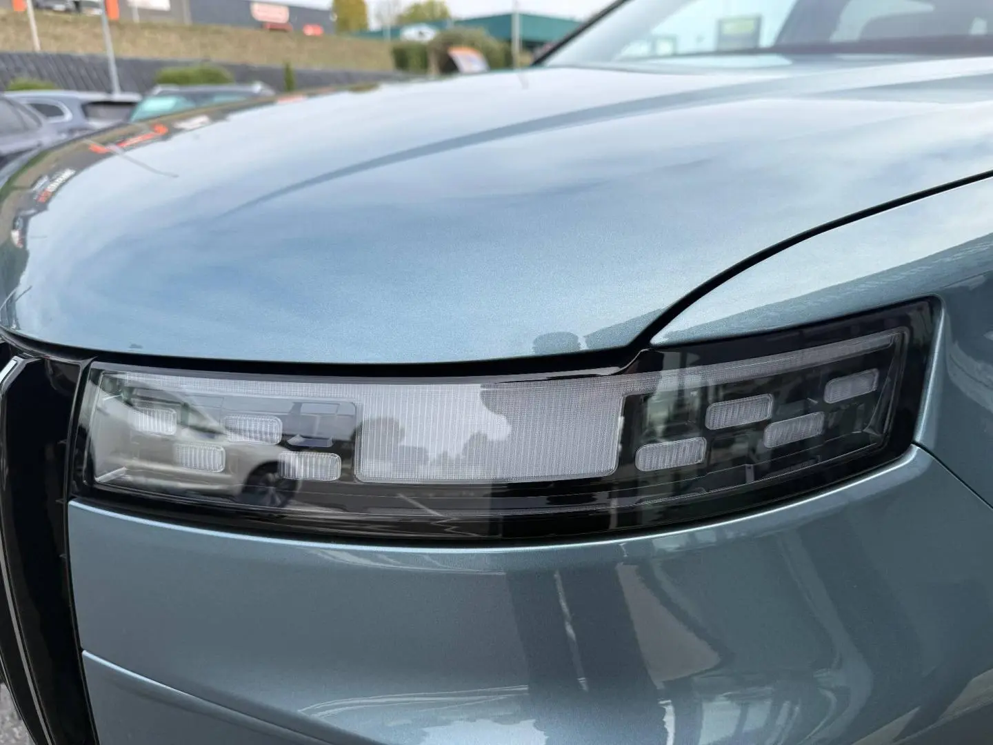 Gros plan sur le phare avant droit du JAECOO J7 en Olive Grey Métal avec détails LED distinctifs.
