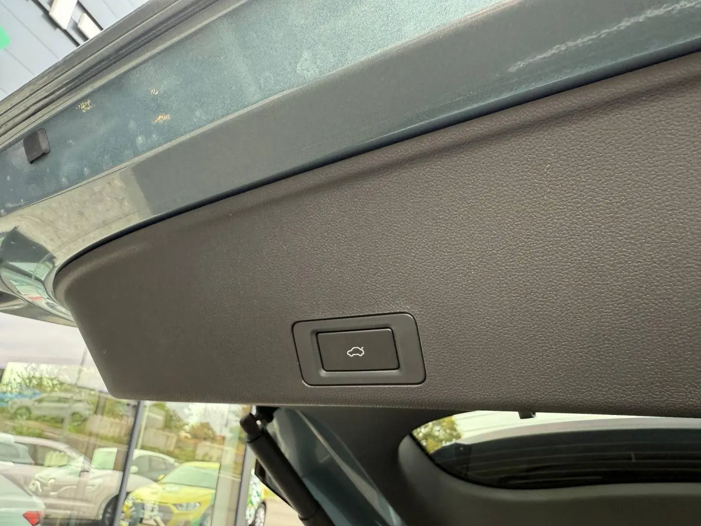 Bouton d'ouverture électrique du coffre sur la partie intérieure du hayon d'un JAECOO J7 Olive Grey Métal.