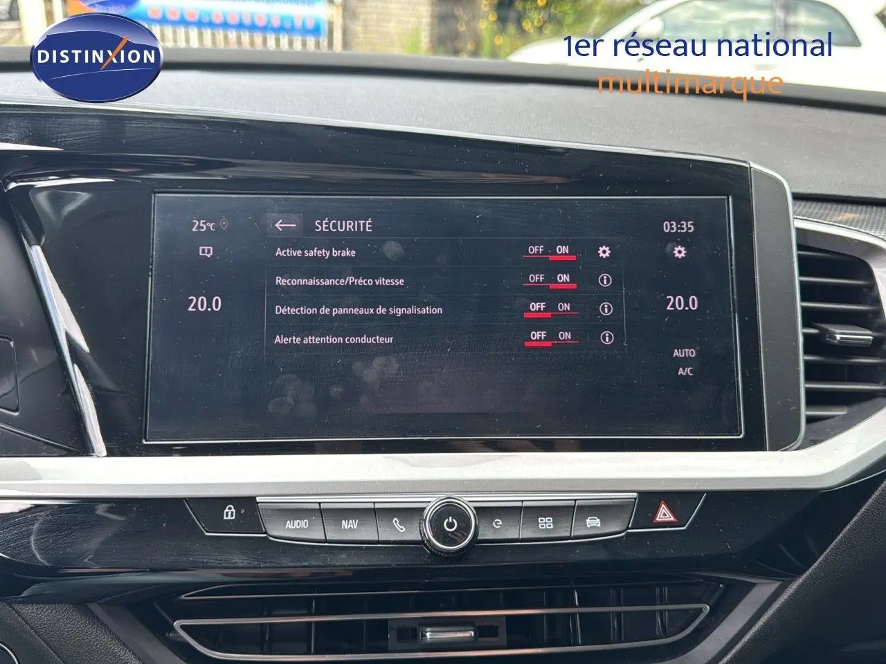 Écran tactile central du tableau de bord de l'Opel Grandland noir, affichant les réglages de sécurité active.