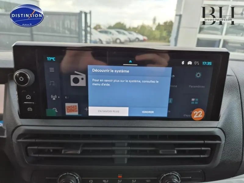 Écran tactile central du tableau de bord du Citroën Jumpy Fourgon XL 2025, affichant un message d'aide système.