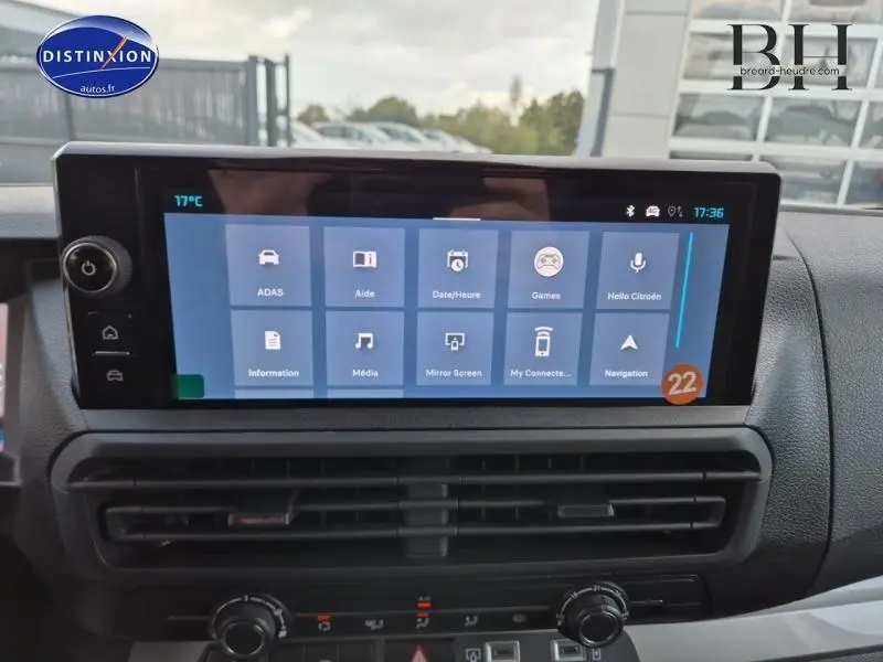 Écran tactile central du tableau de bord du Citroën Jumpy Fourgon gris acier, avec menu connecté visible.