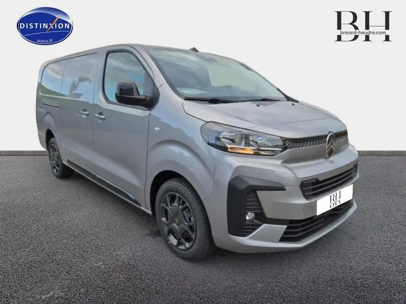 Fourgon Citroën Jumpy XL gris acier métal vu en 3/4 avant droit, avec phares allumés et jantes noires.