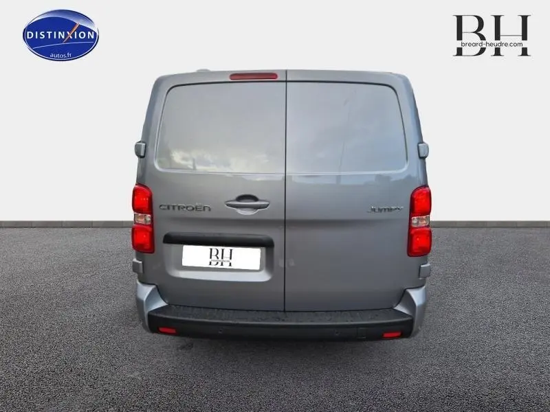 Vue arrière d'un Citroën Jumpy Fourgon XL gris acier métal avec portes battantes et feux rouges verticaux.
