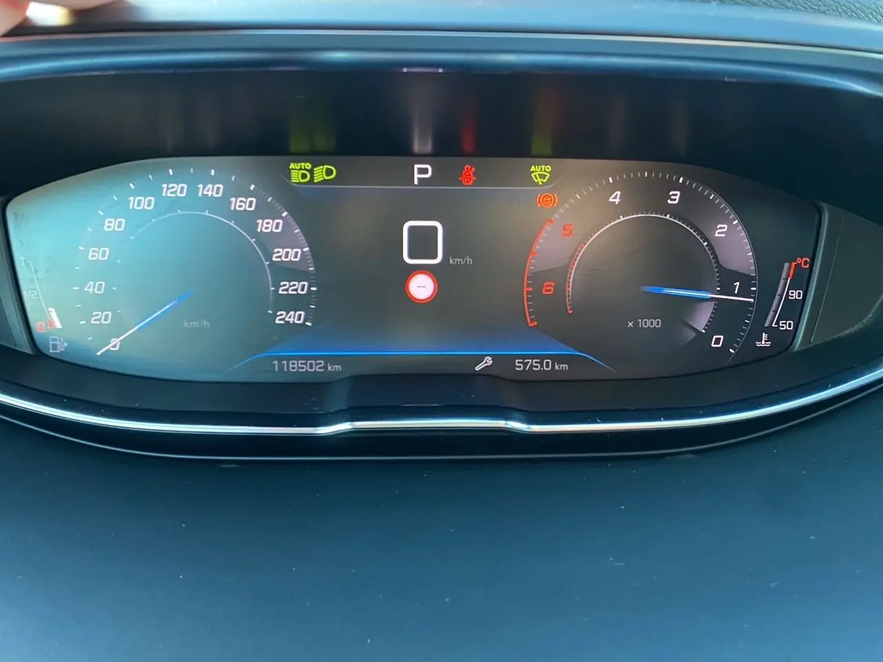 Tableau de bord numérique du Peugeot 3008 Bleu Celebes, affichant la vitesse, le compte-tours et les voyants au centre.