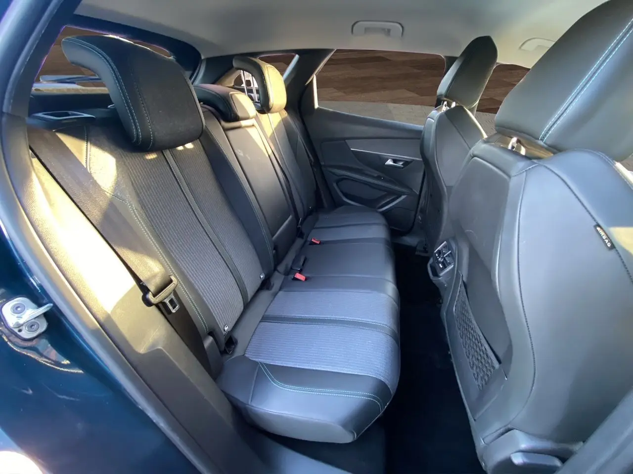 Vue intérieure côté gauche des sièges arrière en cuir et tissu gris noir du Peugeot 3008 Bleu Célèbes 2021.
