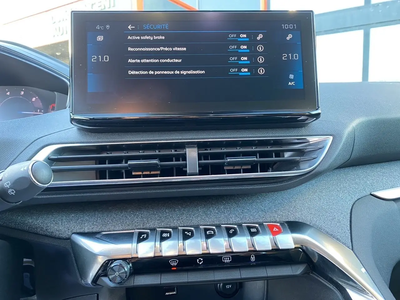 Vue rapprochée du tableau de bord du Peugeot 3008 Bleu Célèbes, mettant en valeur l'écran tactile et les commandes centrales.