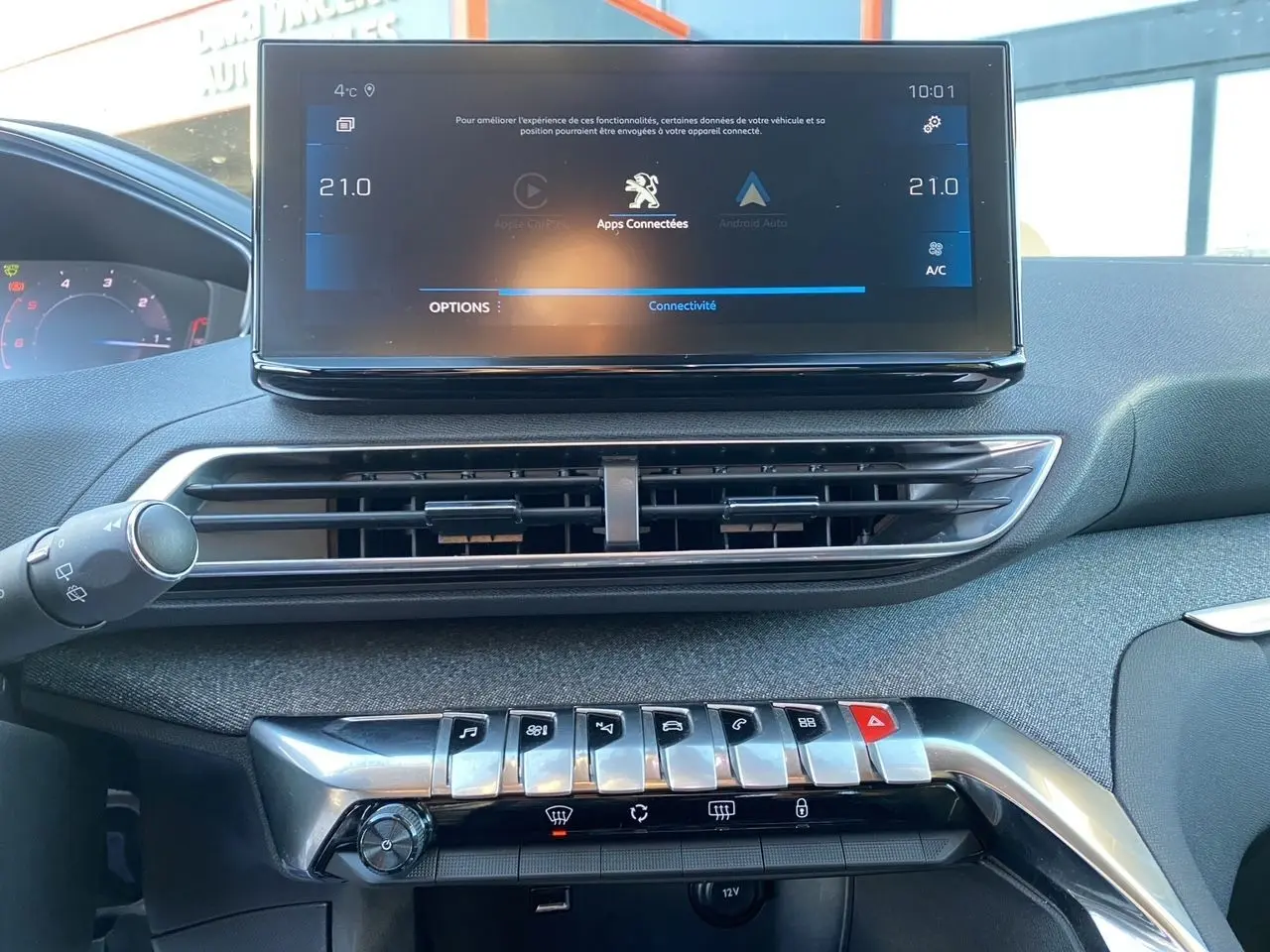 Vue intérieure du tableau de bord du Peugeot 3008 2021 avec écran tactile central et commandes chromées.