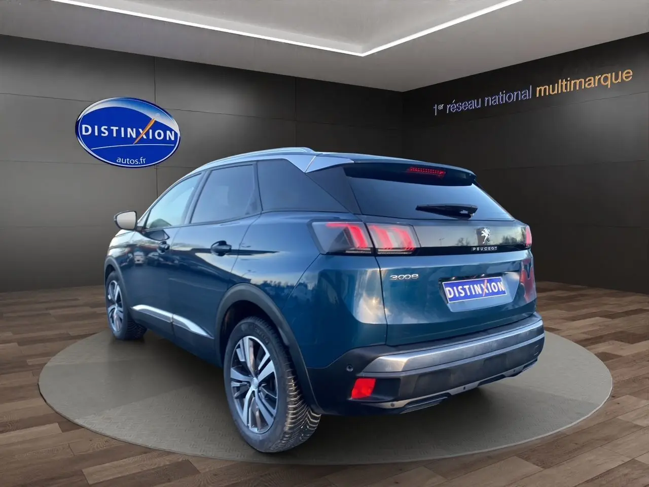 Vue 3/4 arrière droite du Peugeot 3008 bleu Célèbes avec hayon main libre et feux arrière LED distinctifs.