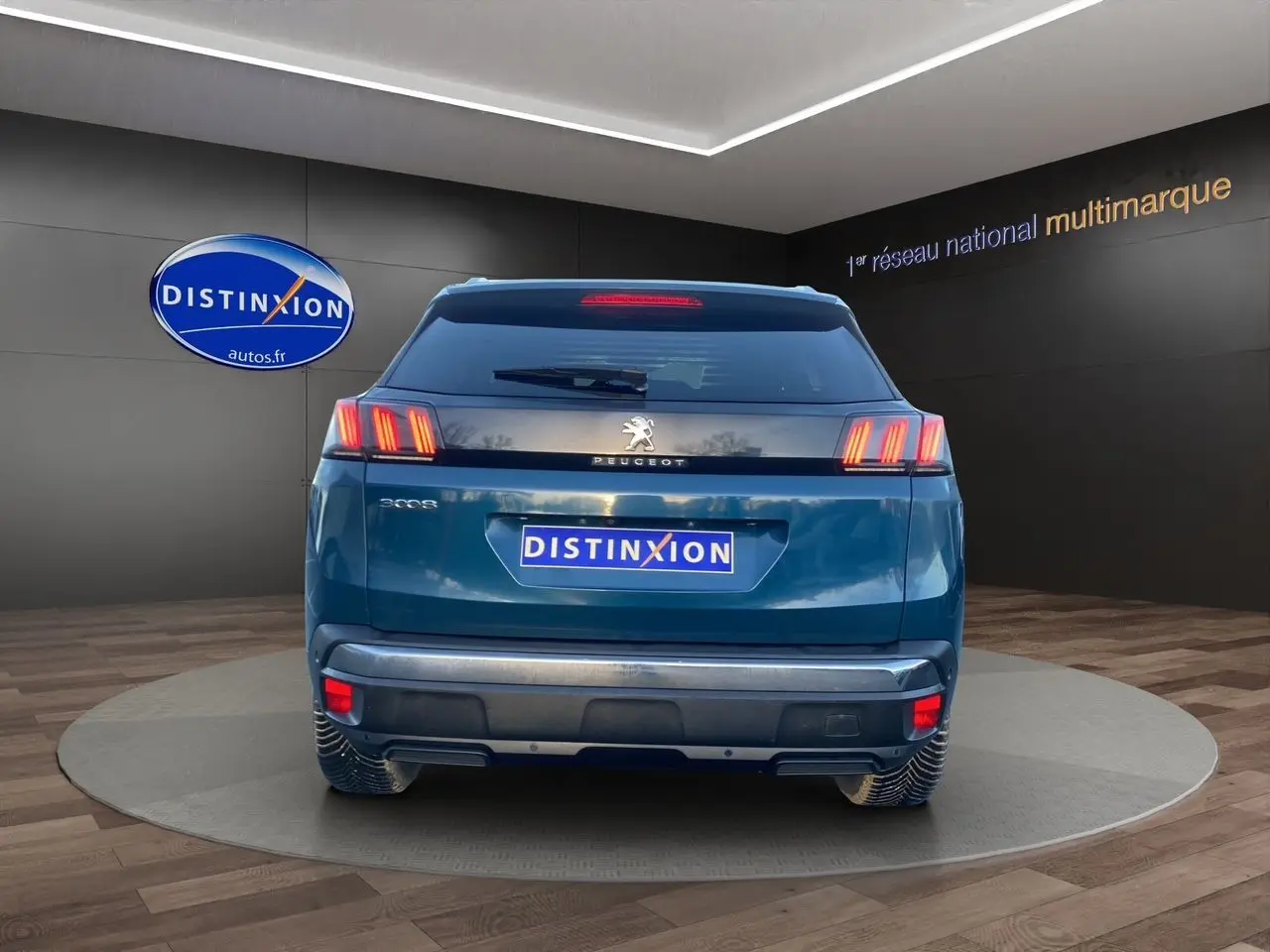 Vue arrière d’un Peugeot 3008 Bleu Célèbes 2021 avec feux LED caractéristiques et hayon main libre visible.