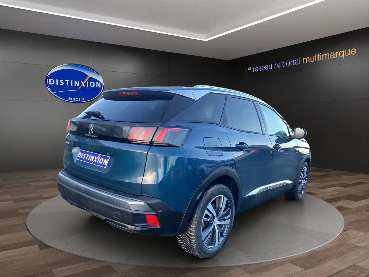 Vue 3/4 arrière droite d’un Peugeot 3008 Bleu Célèbes avec hayon main libre et feux arrière LED allumés.