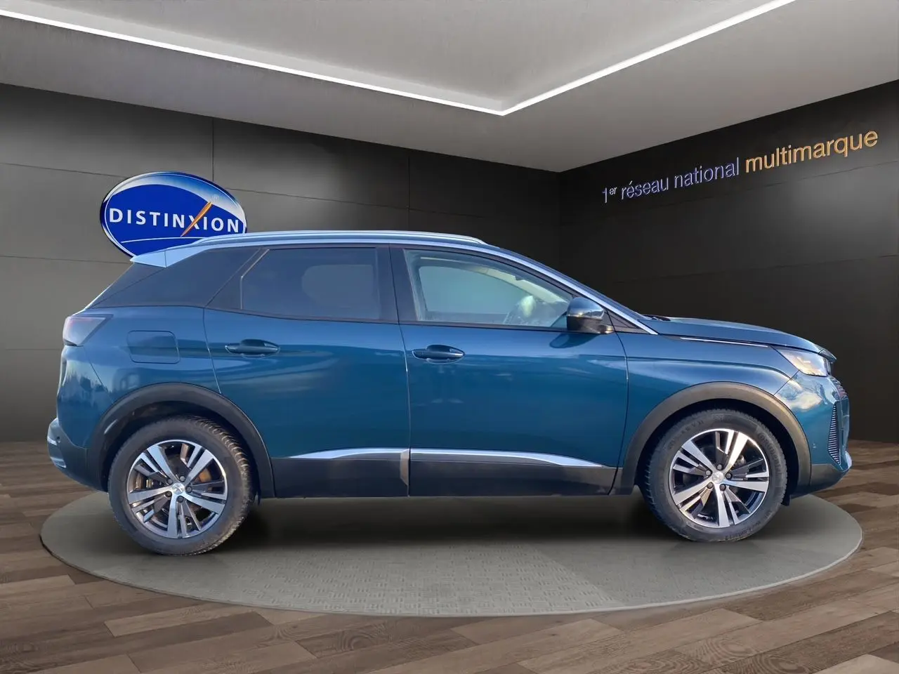 Vue latérale droite d’un Peugeot 3008 Bleu Célèbes 2021 avec jantes alliage et toit noir contrasté.