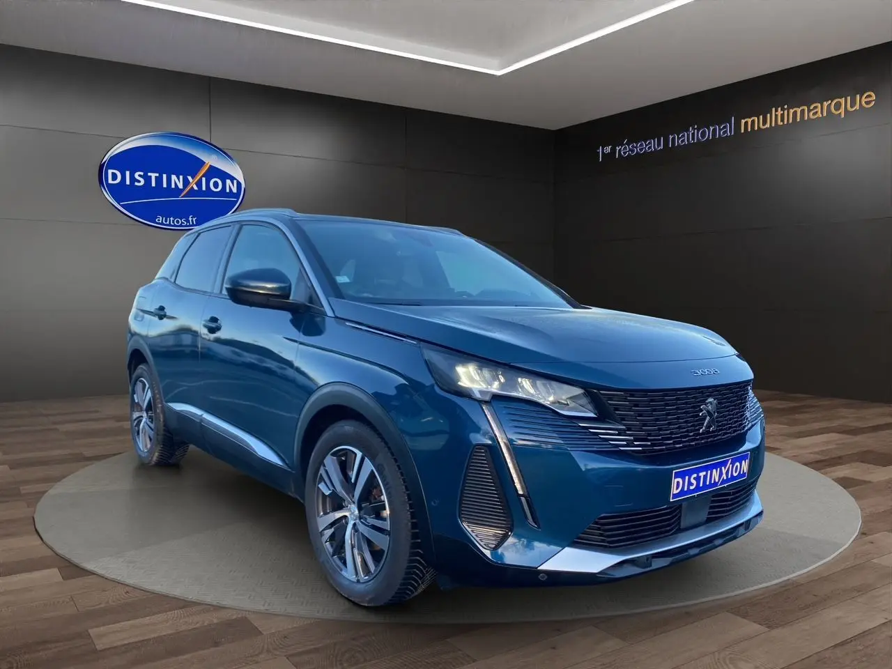 Peugeot 3008 Bleu Célèbes en 3/4 avant droit, avec calandre noire et feux LED verticaux allumés.