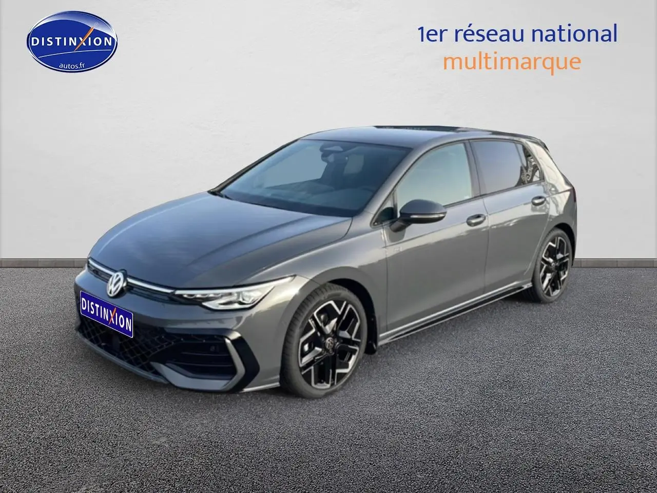Volkswagen Golf 1.5 eTSI R-Line gris en 3/4 avant droit avec jantes alu noires et phares LED.